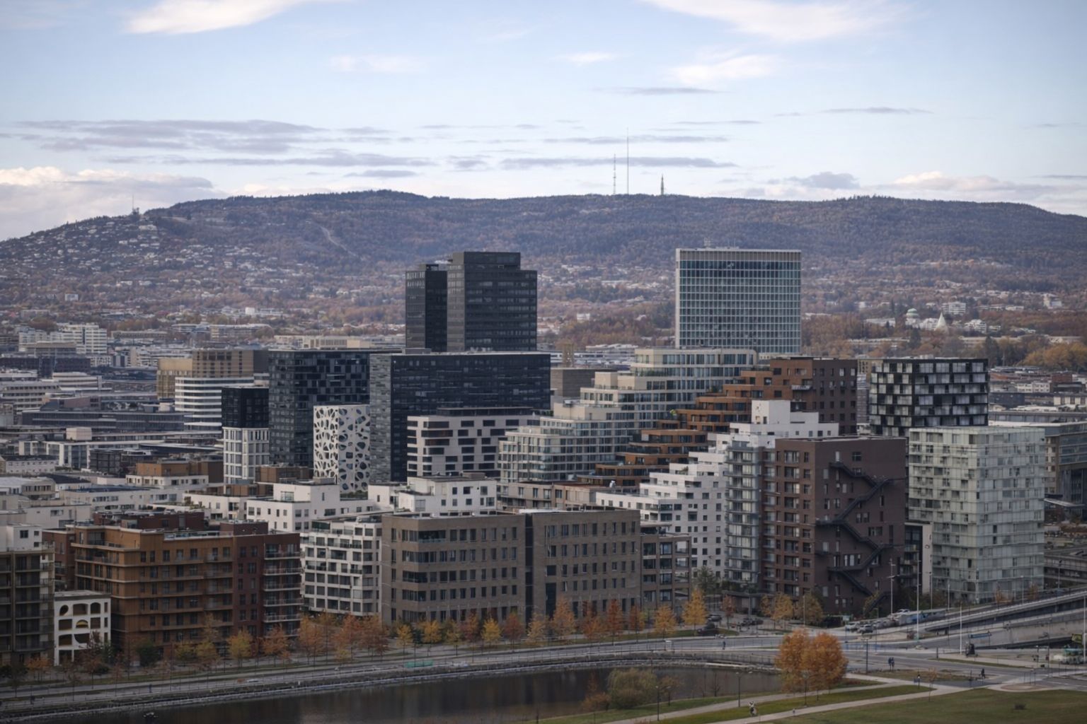 Modern arkitektur i centrala Oslo med utsikt över Barcode-distriktet.